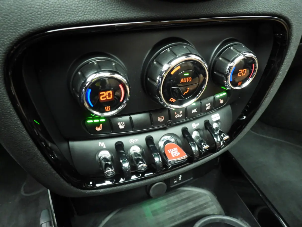 1.5 Cooper | LED | Leder | Navigatie | Panoramadak | Sportstoelen | Stoelverwarming | DAB | Harman-kardon sound | Alu 18 inch