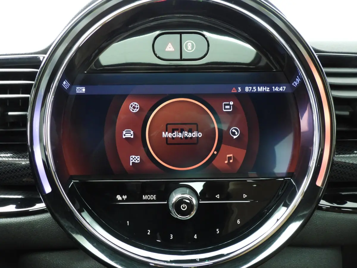 1.5 Cooper | LED | Leder | Navigatie | Panoramadak | Sportstoelen | Stoelverwarming | DAB | Harman-kardon sound | Alu 18 inch