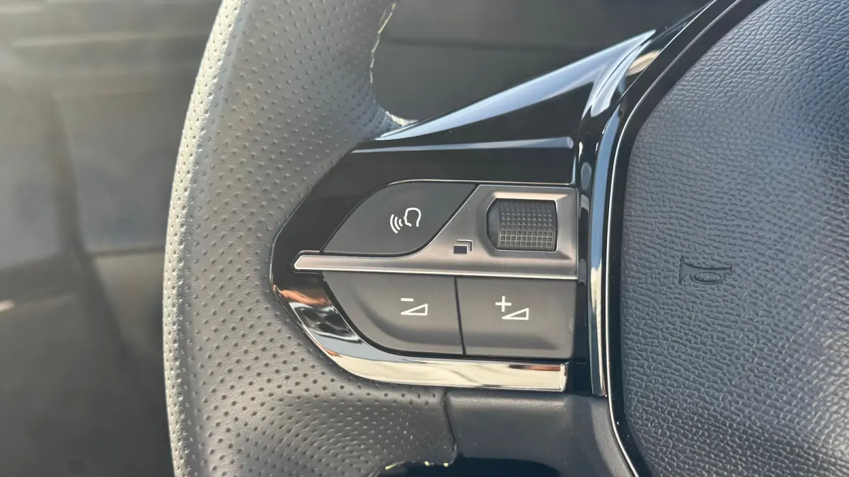 1.2 HYBRID 145PK GT PACK AUTOMAAT / NAVI / LEDER / CLIMA / LED / PDC / 18" LMV / APPLE CARPLAY / KEYLESS / 360° CAMERA / 8 JAAR GARANTIE / ADAPT. CRUISECONTROL / ORG. NL. / 1E EIGENAAR / NI