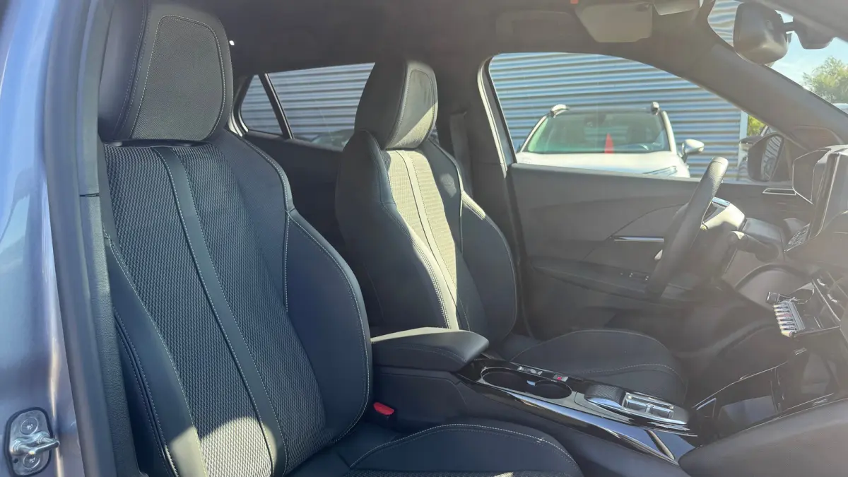 1.2 HYBRID 145PK GT PACK AUTOMAAT / NAVI / LEDER / CLIMA / LED / PDC / 18" LMV / APPLE CARPLAY / KEYLESS / 360° CAMERA / 8 JAAR GARANTIE / ADAPT. CRUISECONTROL / ORG. NL. / 1E EIGENAAR / NI