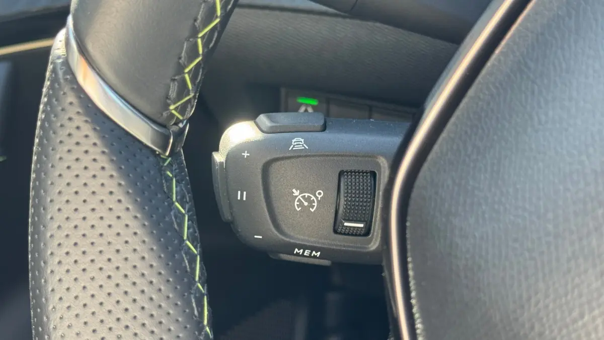 1.2 HYBRID 145PK GT PACK AUTOMAAT / NAVI / LEDER / CLIMA / LED / PDC / 18" LMV / APPLE CARPLAY / KEYLESS / 360° CAMERA / 8 JAAR GARANTIE / ADAPT. CRUISECONTROL / ORG. NL. / 1E EIGENAAR / NI
