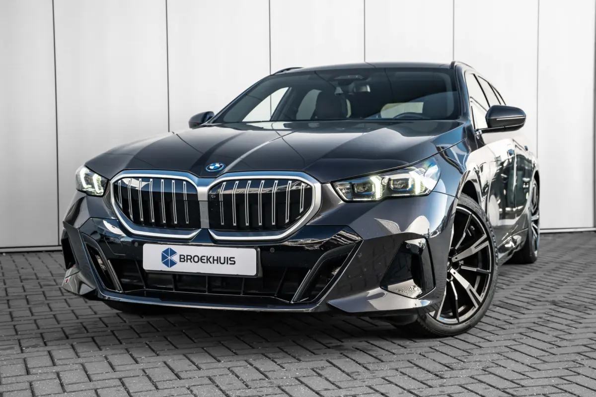530e M Sport Edition l Harman Kardon l Adaptive LED l Stoelverkoeling l Elektr. Incl Memory l Grill Verlichting l 360gr Camera l Pano Dak l