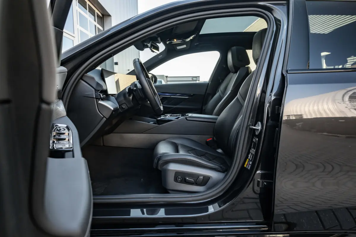 530e M Sport Edition l Harman Kardon l Adaptive LED l Stoelverkoeling l Elektr. Incl Memory l Grill Verlichting l 360gr Camera l Pano Dak l