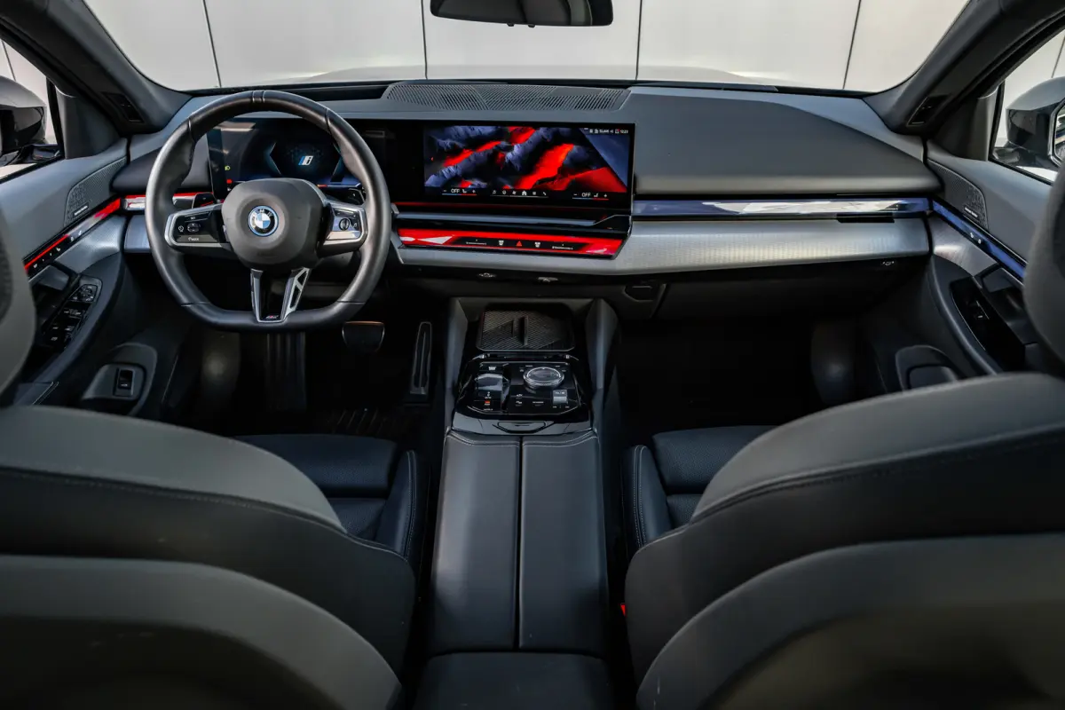 530e M Sport Edition l Harman Kardon l Adaptive LED l Stoelverkoeling l Elektr. Incl Memory l Grill Verlichting l 360gr Camera l Pano Dak l