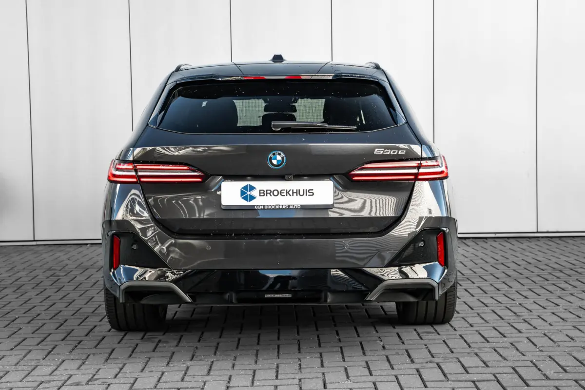 530e M Sport Edition l Harman Kardon l Adaptive LED l Stoelverkoeling l Elektr. Incl Memory l Grill Verlichting l 360gr Camera l Pano Dak l