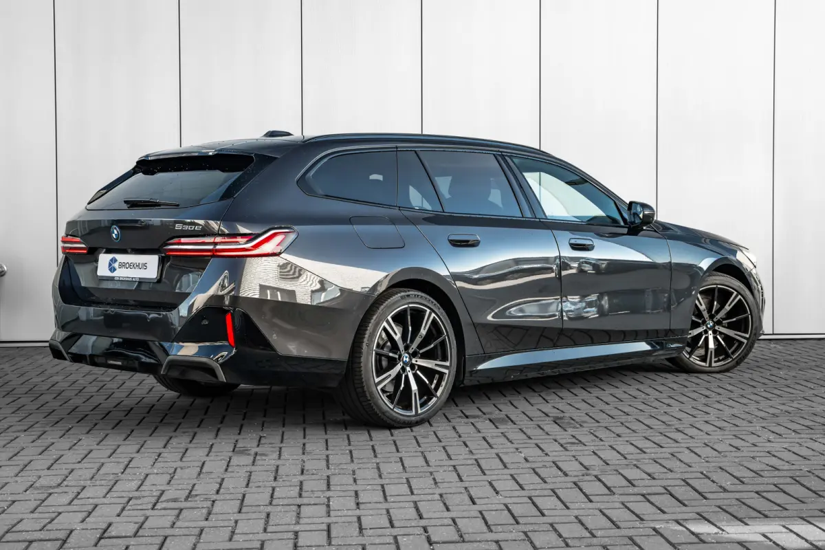 530e M Sport Edition l Harman Kardon l Adaptive LED l Stoelverkoeling l Elektr. Incl Memory l Grill Verlichting l 360gr Camera l Pano Dak l