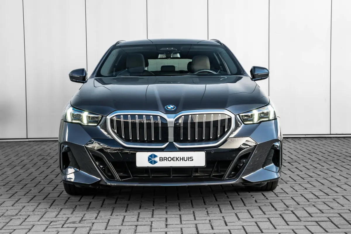 530e M Sport Edition l Harman Kardon l Adaptive LED l Stoelverkoeling l Elektr. Incl Memory l Grill Verlichting l 360gr Camera l Pano Dak l