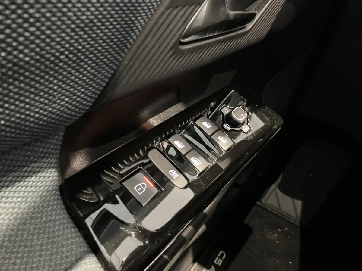 1.2 Hybrid 145 Plus l Elek. Kofferklep l Apple carplay & Android auto l Climate Control l Camera l Navi l