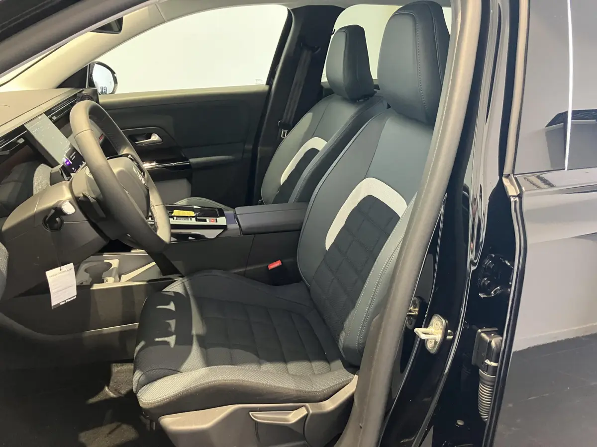 1.2 Hybrid 145 Plus l Elek. Kofferklep l Apple carplay & Android auto l Climate Control l Camera l Navi l