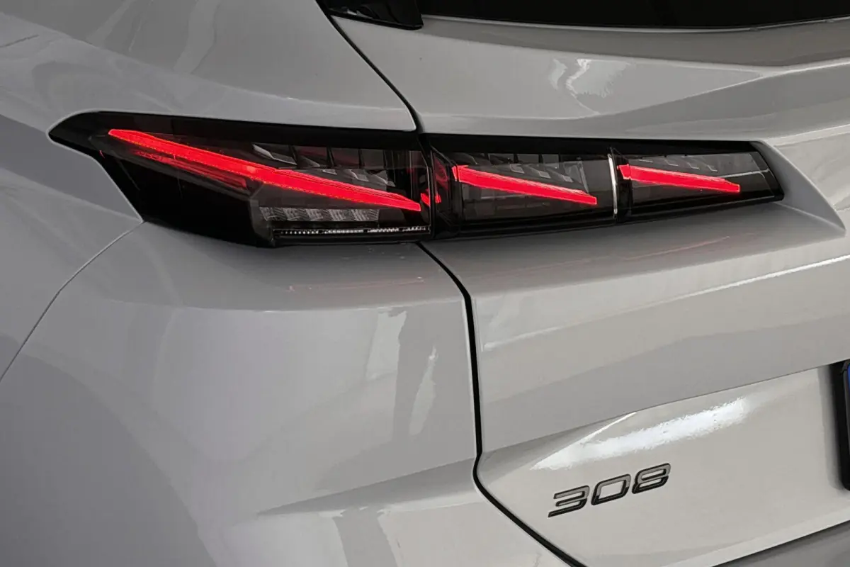 1.6 Plug-in Hybrid 195 GT Panoramadak FOCAL 360 Camera