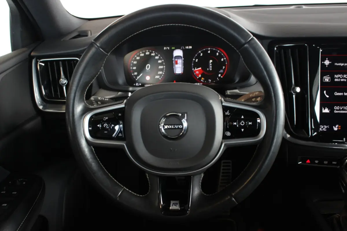 2.0 T4 R-Design Trekhaak | Pano | Camera | Leder | Memory | Stoel/A-Bank/Stuurverw. | LED | Adapt. Cruise | 18" LMV | PDC V+A
