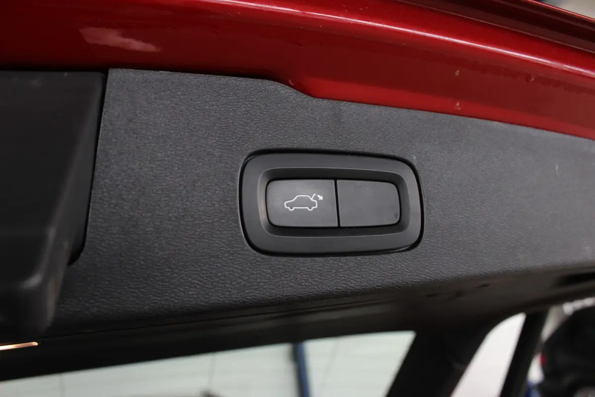 2.0 T4 R-Design Trekhaak | Pano | Camera | Leder | Memory | Stoel/A-Bank/Stuurverw. | LED | Adapt. Cruise | 18" LMV | PDC V+A