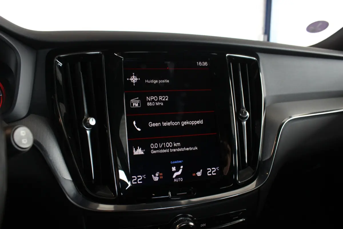2.0 T4 R-Design Trekhaak | Pano | Camera | Leder | Memory | Stoel/A-Bank/Stuurverw. | LED | Adapt. Cruise | 18" LMV | PDC V+A