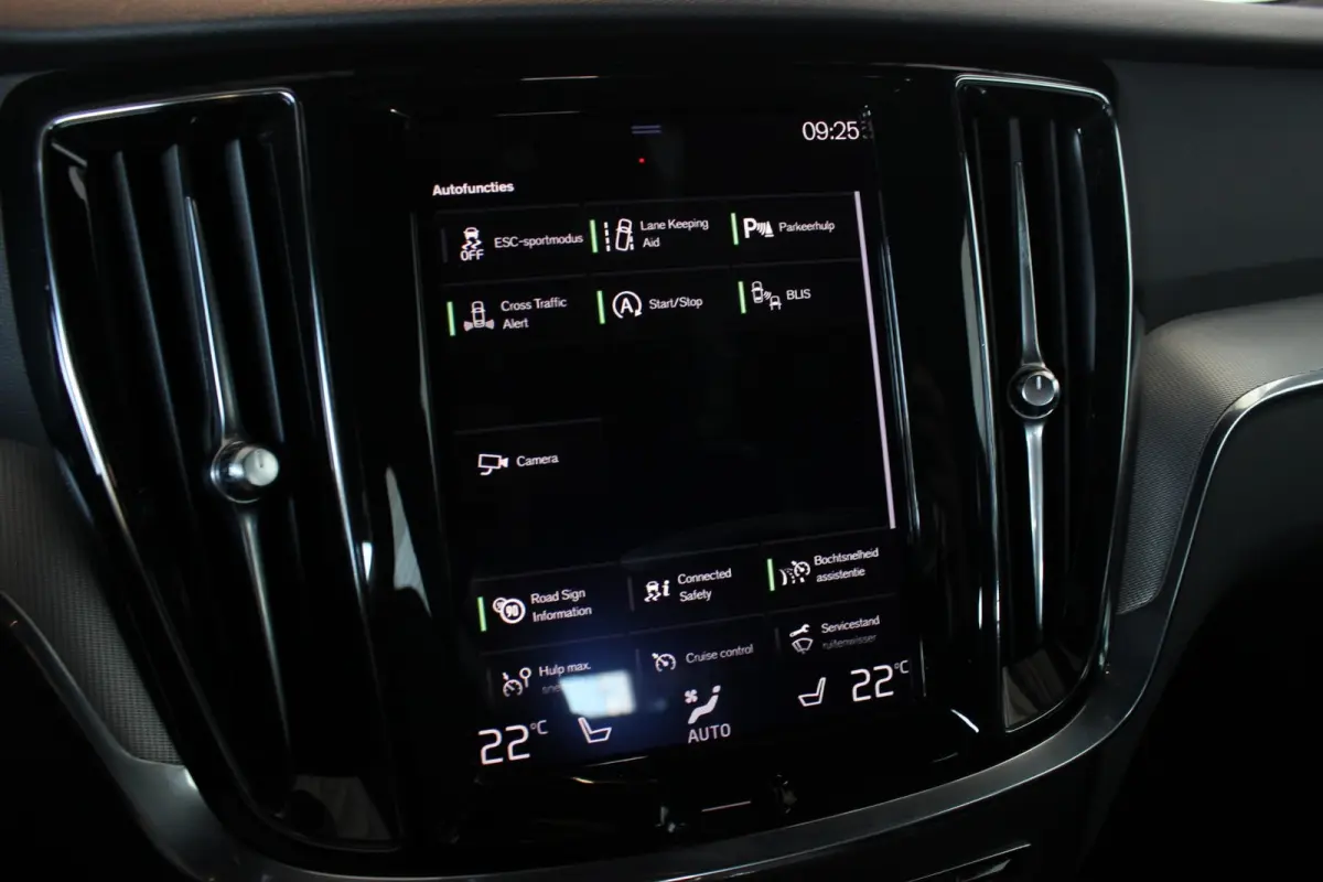 2.0 T4 R-Design Trekhaak | Pano | Camera | Leder | Memory | Stoel/A-Bank/Stuurverw. | LED | Adapt. Cruise | 18" LMV | PDC V+A