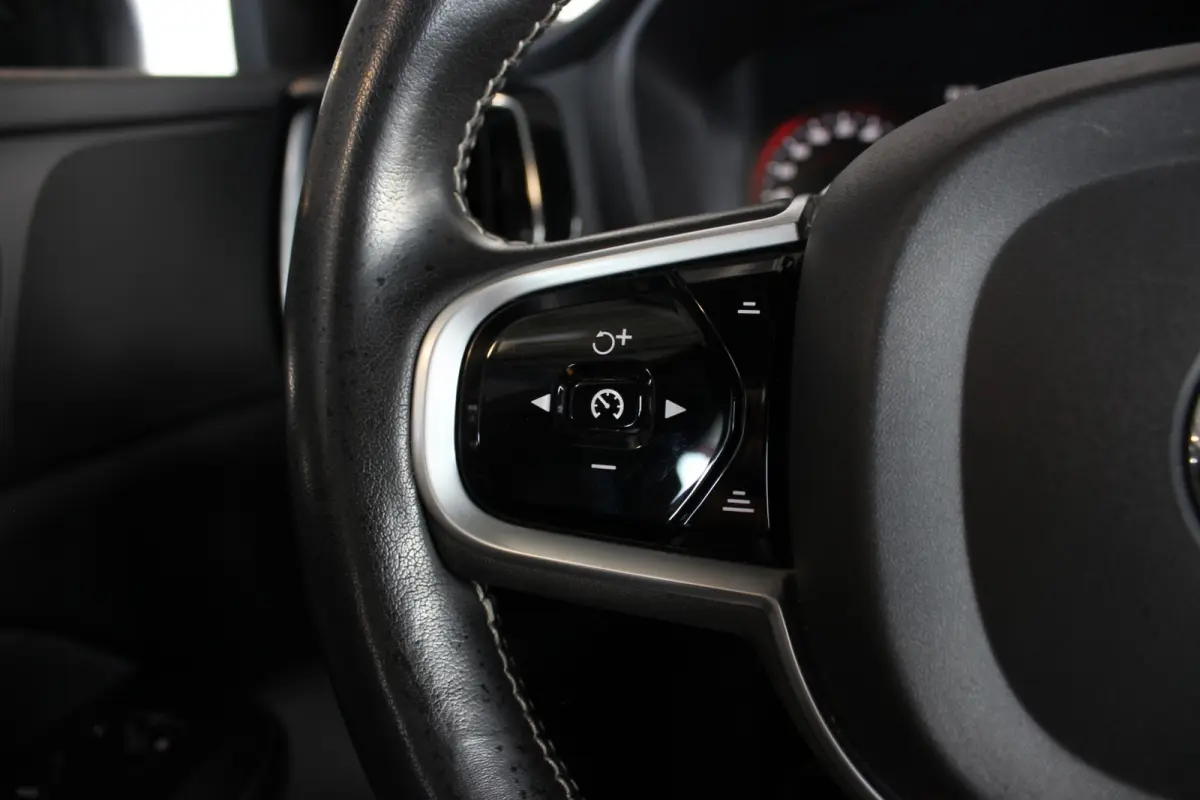 2.0 T4 R-Design Trekhaak | Pano | Camera | Leder | Memory | Stoel/A-Bank/Stuurverw. | LED | Adapt. Cruise | 18" LMV | PDC V+A