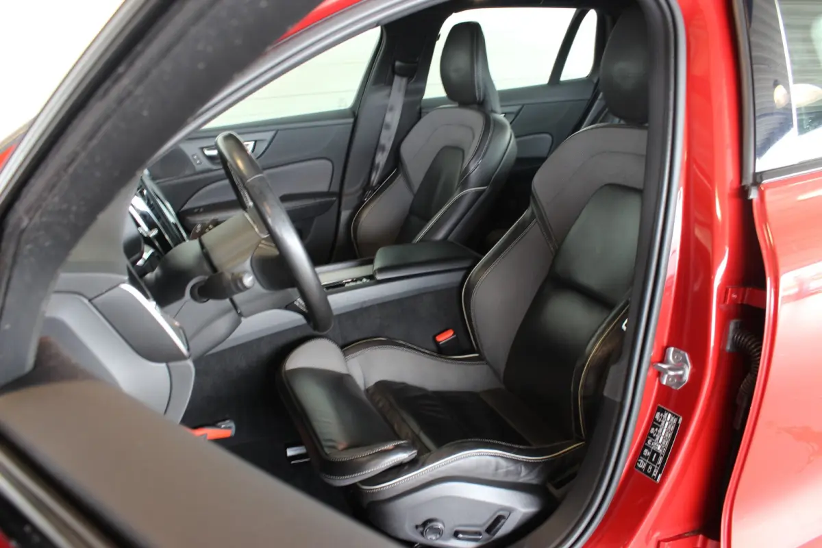 2.0 T4 R-Design Trekhaak | Pano | Camera | Leder | Memory | Stoel/A-Bank/Stuurverw. | LED | Adapt. Cruise | 18" LMV | PDC V+A