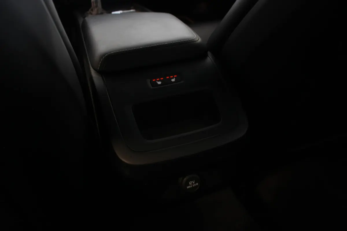 2.0 T4 R-Design Trekhaak | Pano | Camera | Leder | Memory | Stoel/A-Bank/Stuurverw. | LED | Adapt. Cruise | 18" LMV | PDC V+A