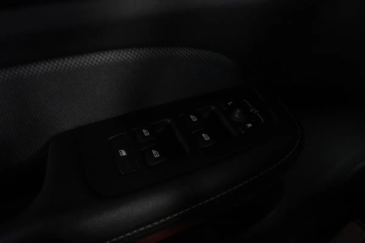 2.0 T4 R-Design Trekhaak | Pano | Camera | Leder | Memory | Stoel/A-Bank/Stuurverw. | LED | Adapt. Cruise | 18" LMV | PDC V+A