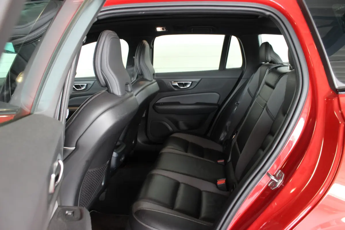 2.0 T4 R-Design Trekhaak | Pano | Camera | Leder | Memory | Stoel/A-Bank/Stuurverw. | LED | Adapt. Cruise | 18" LMV | PDC V+A