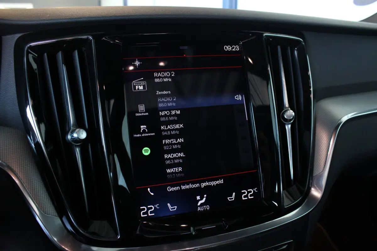 2.0 T4 R-Design Trekhaak | Pano | Camera | Leder | Memory | Stoel/A-Bank/Stuurverw. | LED | Adapt. Cruise | 18" LMV | PDC V+A