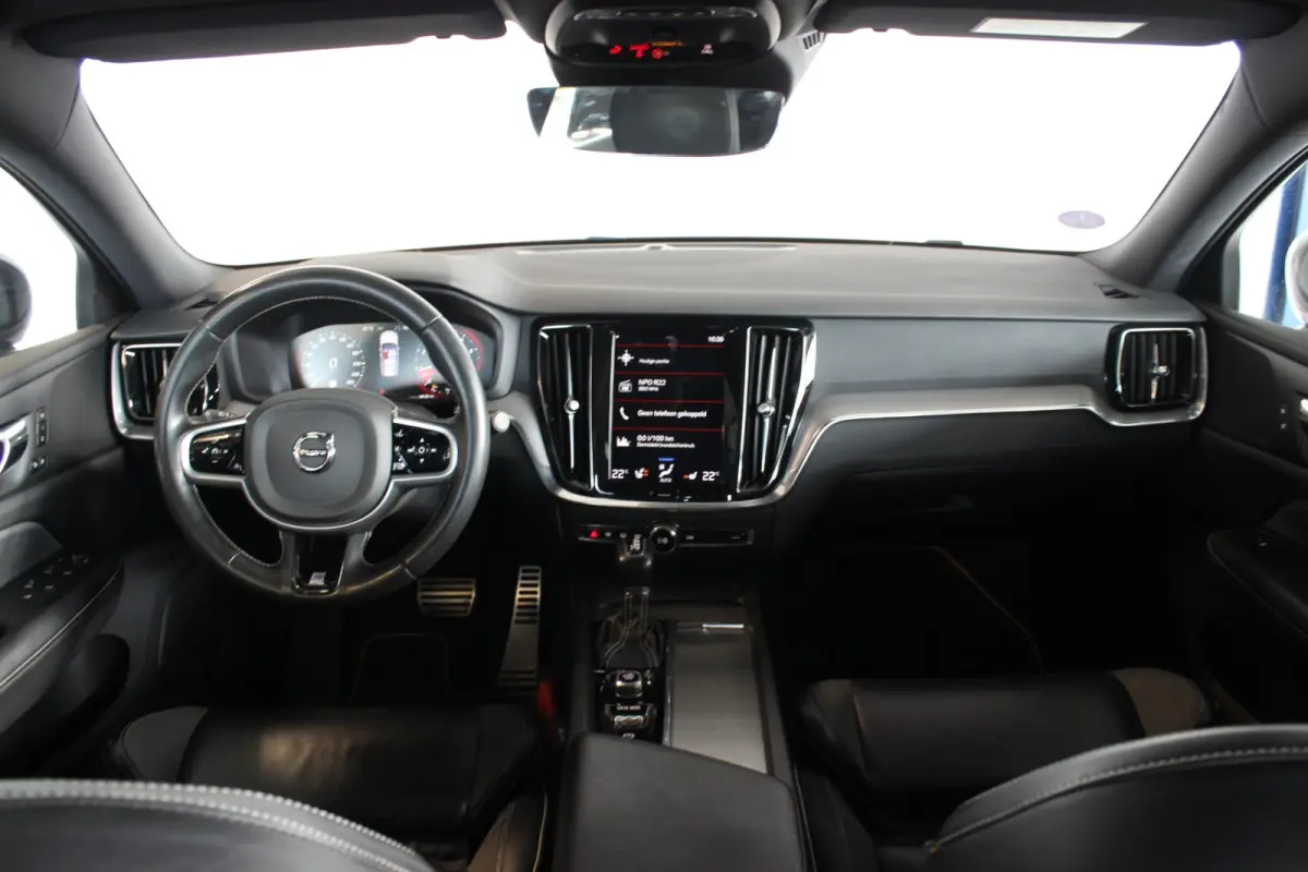 2.0 T4 R-Design Trekhaak | Pano | Camera | Leder | Memory | Stoel/A-Bank/Stuurverw. | LED | Adapt. Cruise | 18" LMV | PDC V+A