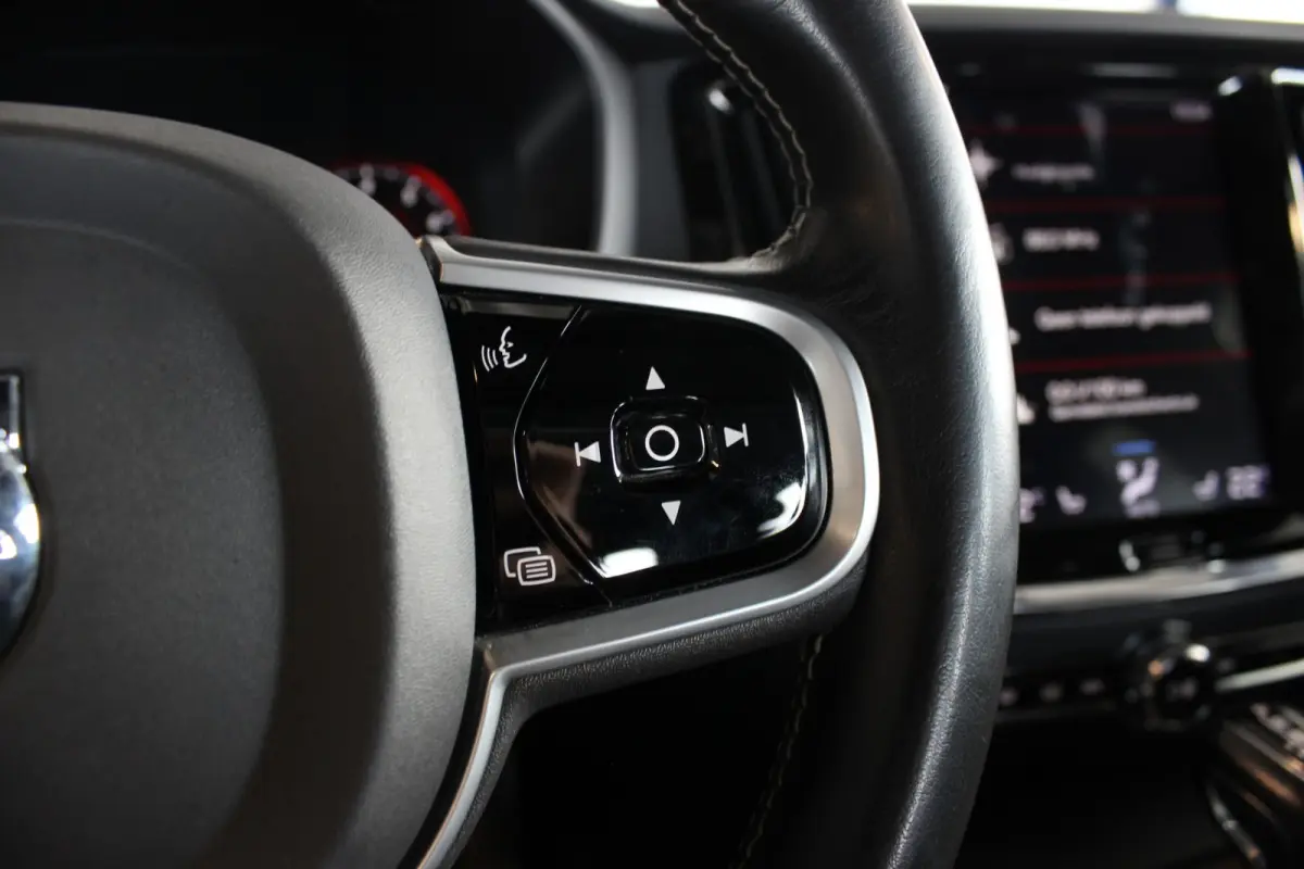 2.0 T4 R-Design Trekhaak | Pano | Camera | Leder | Memory | Stoel/A-Bank/Stuurverw. | LED | Adapt. Cruise | 18" LMV | PDC V+A