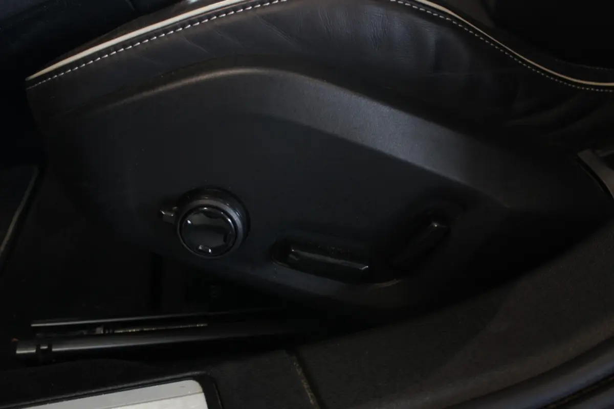 2.0 T4 R-Design Trekhaak | Pano | Camera | Leder | Memory | Stoel/A-Bank/Stuurverw. | LED | Adapt. Cruise | 18" LMV | PDC V+A