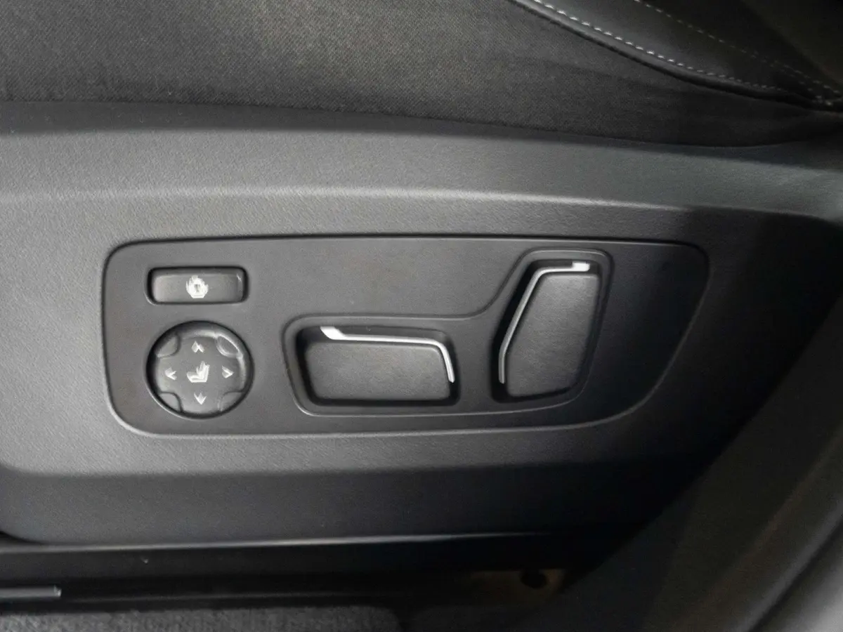 30e xDrive | M Sportpakket | Comfort Access | 19 inch | Driving Assistant Plus | Harman Kardon | Adaptieve LED Koplampen | Trekhaak
