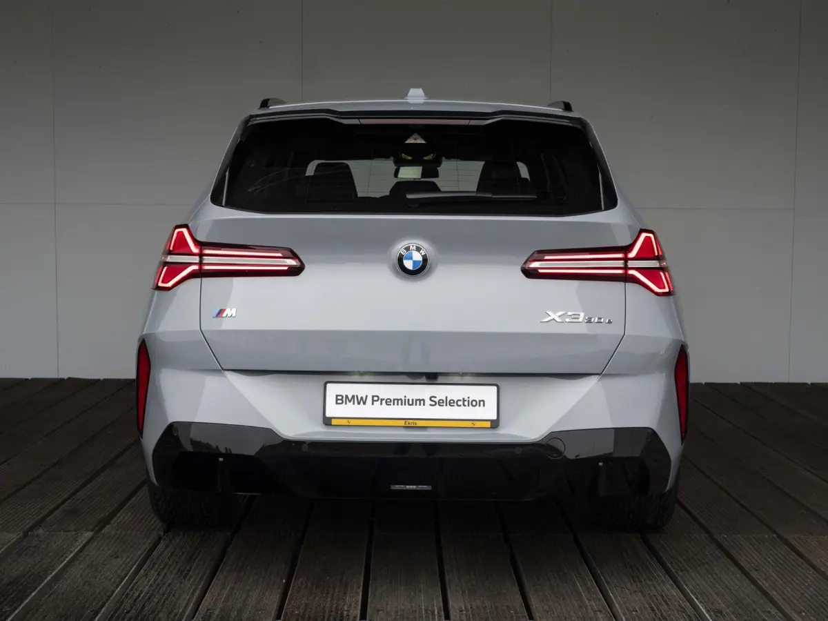 30e xDrive | M Sportpakket | Comfort Access | 19 inch | Driving Assistant Plus | Harman Kardon | Adaptieve LED Koplampen | Trekhaak
