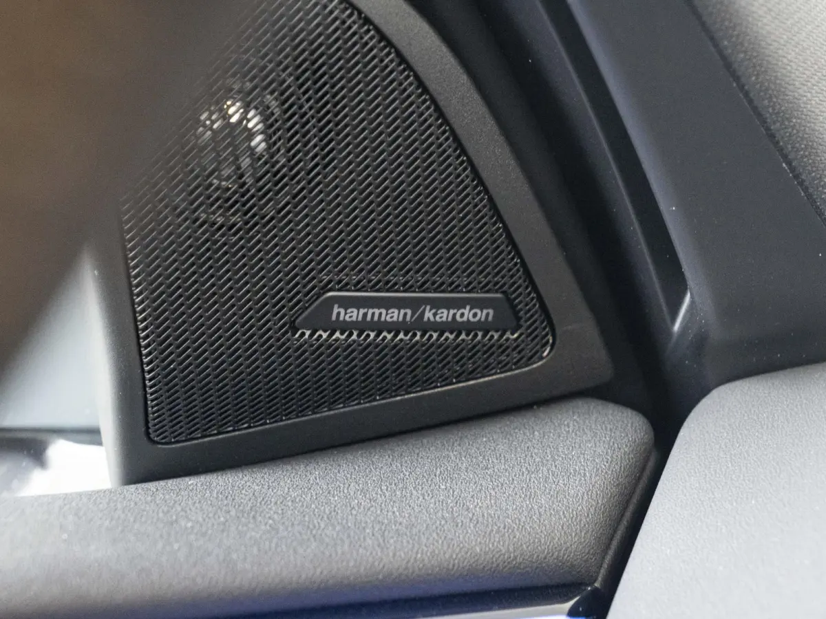 30e xDrive | M Sportpakket | Comfort Access | 19 inch | Driving Assistant Plus | Harman Kardon | Adaptieve LED Koplampen | Trekhaak