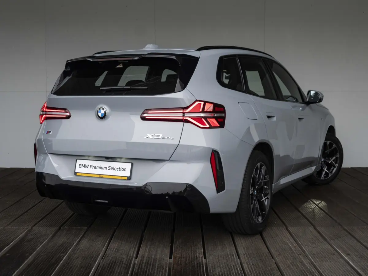 30e xDrive | M Sportpakket | Comfort Access | 19 inch | Driving Assistant Plus | Harman Kardon | Adaptieve LED Koplampen | Trekhaak
