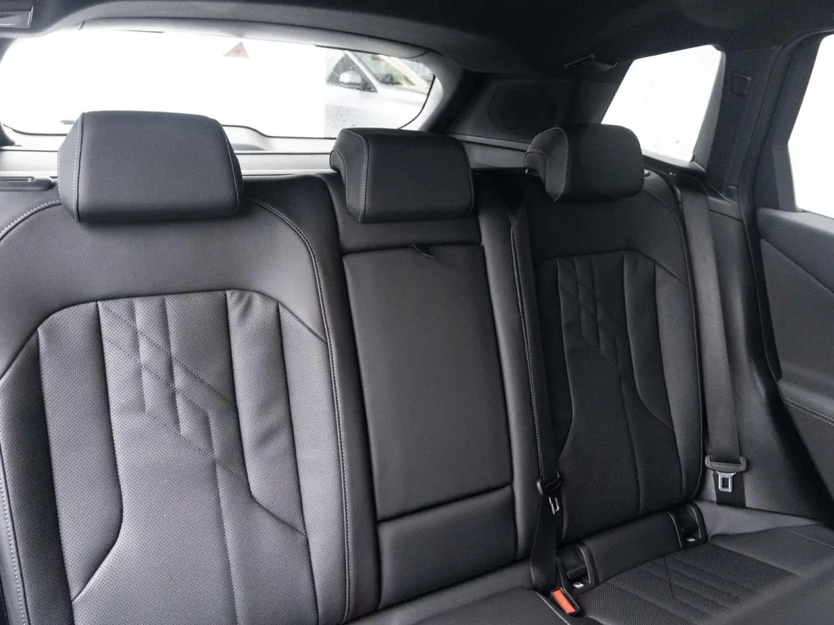 30e xDrive | M Sportpakket | Comfort Access | 19 inch | Driving Assistant Plus | Harman Kardon | Adaptieve LED Koplampen | Trekhaak