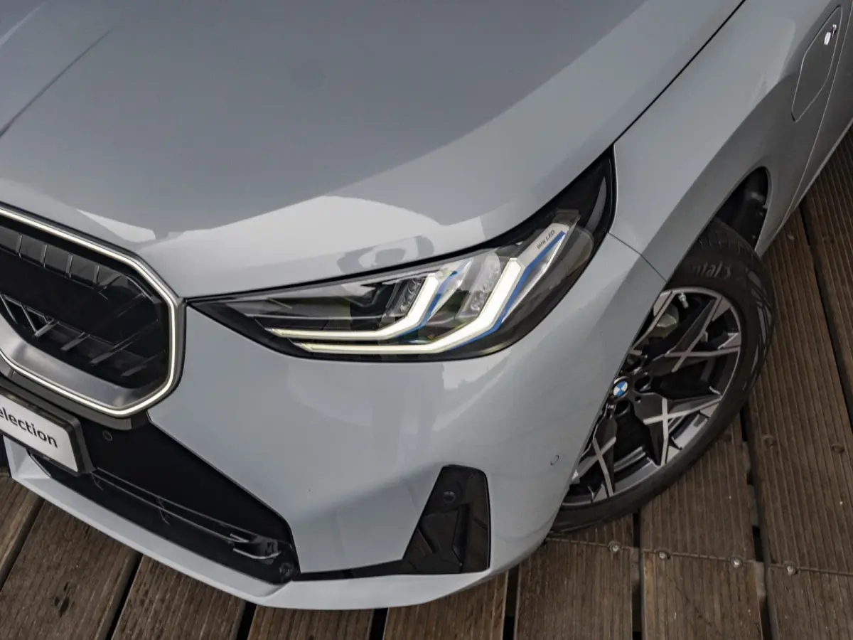 30e xDrive | M Sportpakket | Comfort Access | 19 inch | Driving Assistant Plus | Harman Kardon | Adaptieve LED Koplampen | Trekhaak