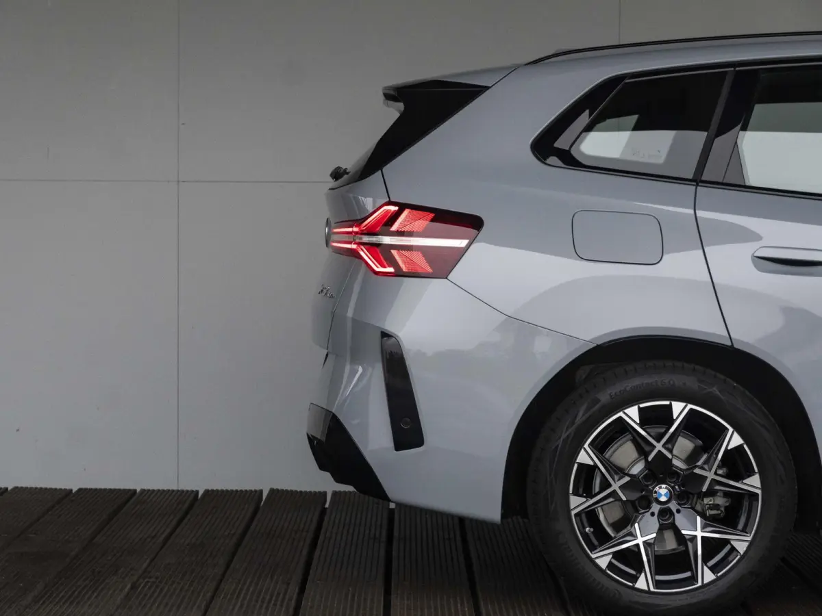 30e xDrive | M Sportpakket | Comfort Access | 19 inch | Driving Assistant Plus | Harman Kardon | Adaptieve LED Koplampen | Trekhaak