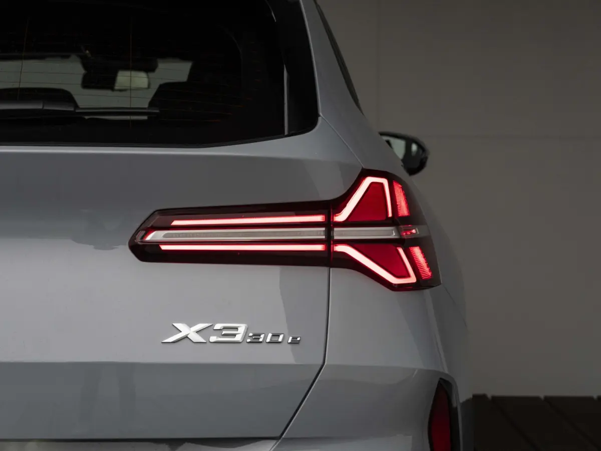30e xDrive | M Sportpakket | Comfort Access | 19 inch | Driving Assistant Plus | Harman Kardon | Adaptieve LED Koplampen | Trekhaak