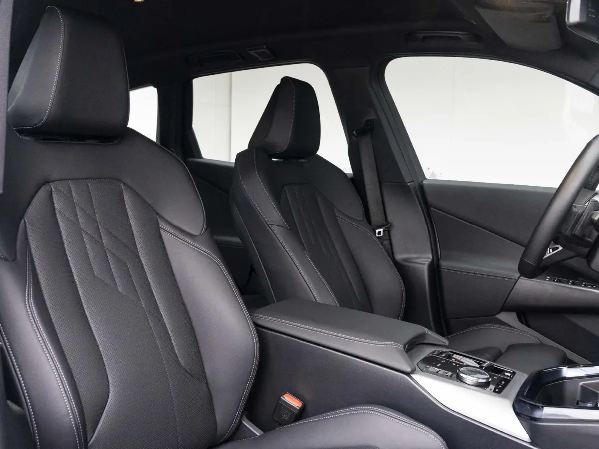 30e xDrive | M Sportpakket | Comfort Access | 19 inch | Driving Assistant Plus | Harman Kardon | Adaptieve LED Koplampen | Trekhaak
