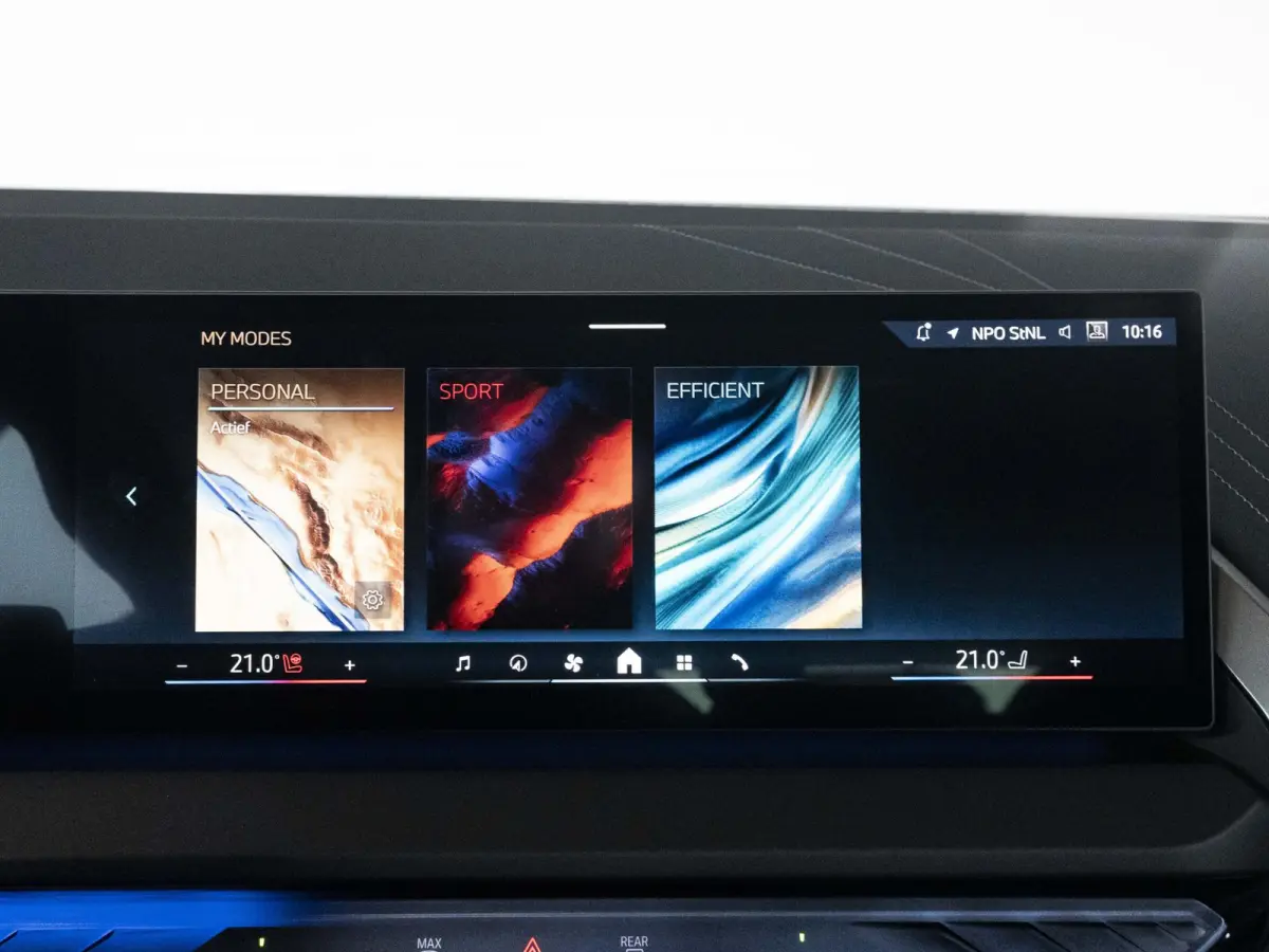 30e xDrive | M Sportpakket | Comfort Access | 19 inch | Driving Assistant Plus | Harman Kardon | Adaptieve LED Koplampen | Trekhaak