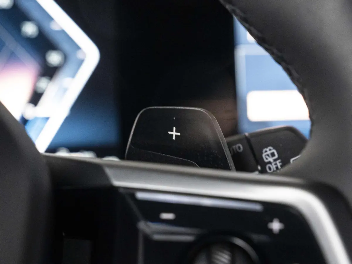 30e xDrive | M Sportpakket | Comfort Access | 19 inch | Driving Assistant Plus | Harman Kardon | Adaptieve LED Koplampen | Trekhaak
