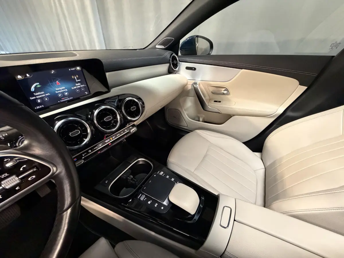 250 e Luxury Line 18"/Panoramadak/Leder/Stoel + stuurverwarming/Burmester/Elektrische klep/Keyless/PDC v+a/Apple Carplay & Android Auto