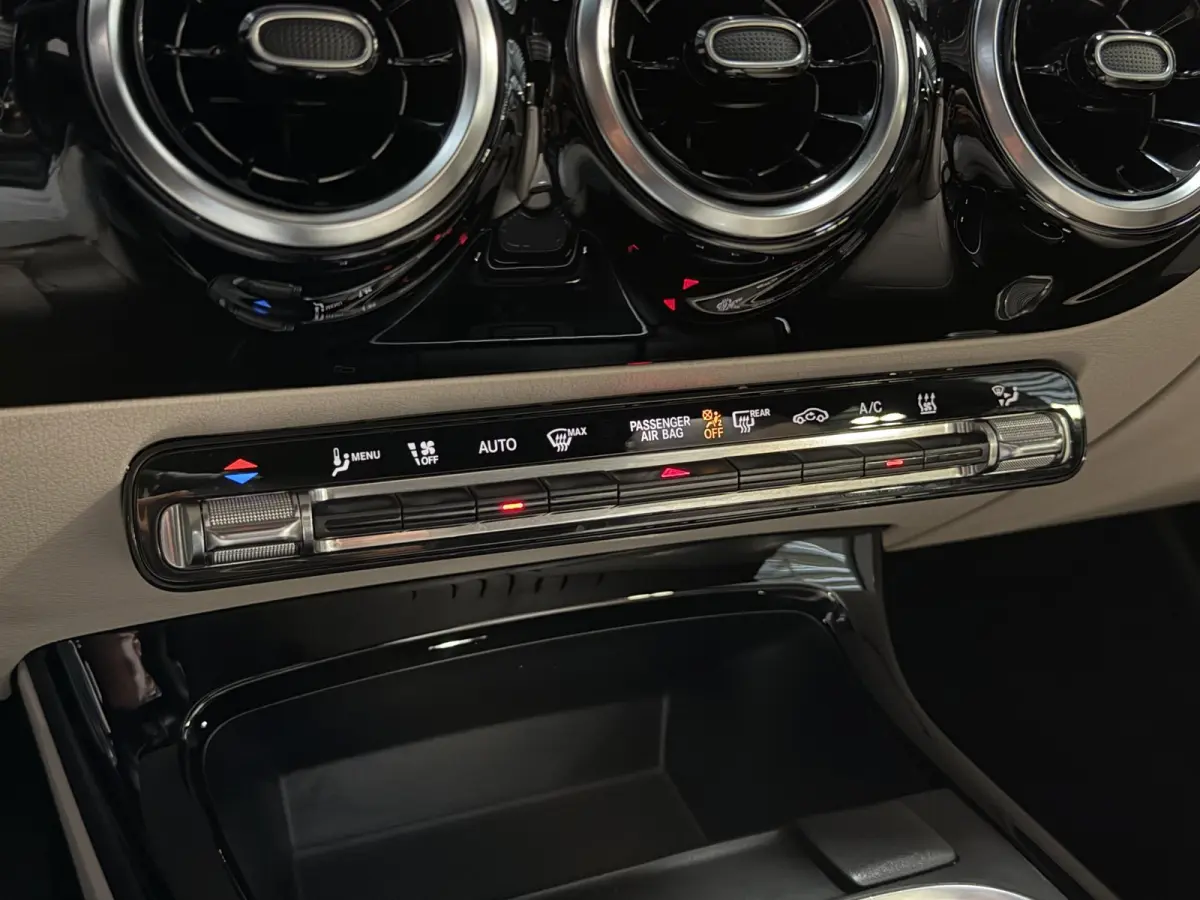 250 e Luxury Line 18"/Panoramadak/Leder/Stoel + stuurverwarming/Burmester/Elektrische klep/Keyless/PDC v+a/Apple Carplay & Android Auto
