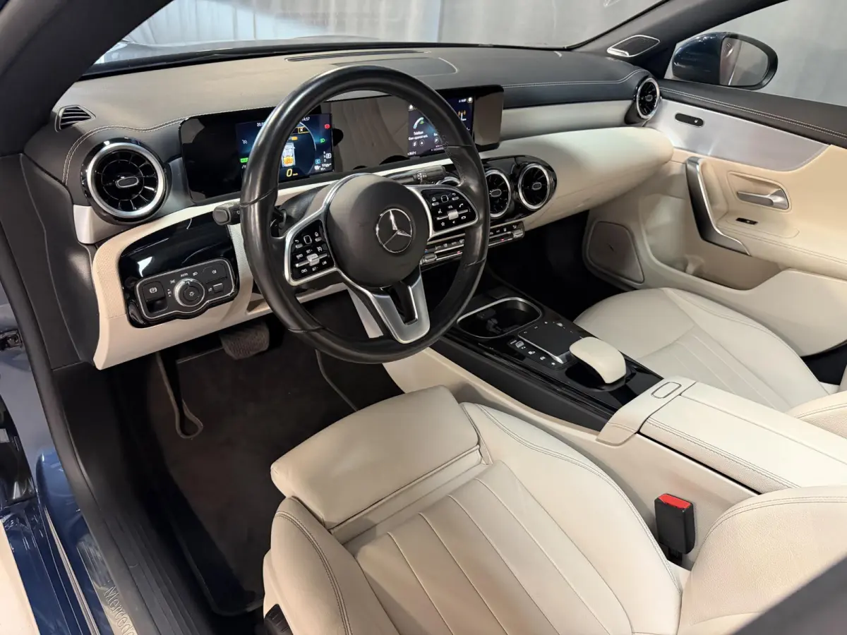 250 e Luxury Line 18"/Panoramadak/Leder/Stoel + stuurverwarming/Burmester/Elektrische klep/Keyless/PDC v+a/Apple Carplay & Android Auto