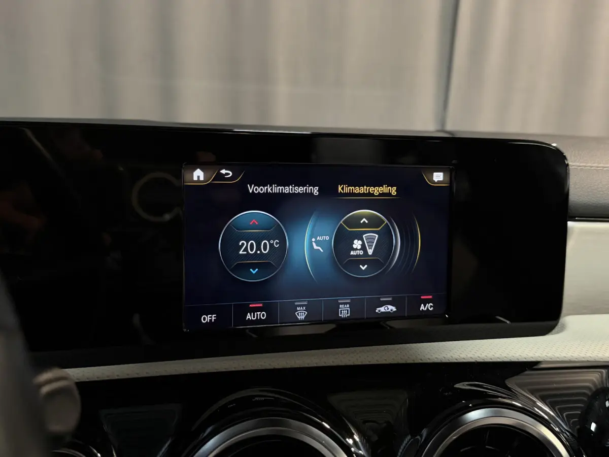 250 e Luxury Line 18"/Panoramadak/Leder/Stoel + stuurverwarming/Burmester/Elektrische klep/Keyless/PDC v+a/Apple Carplay & Android Auto