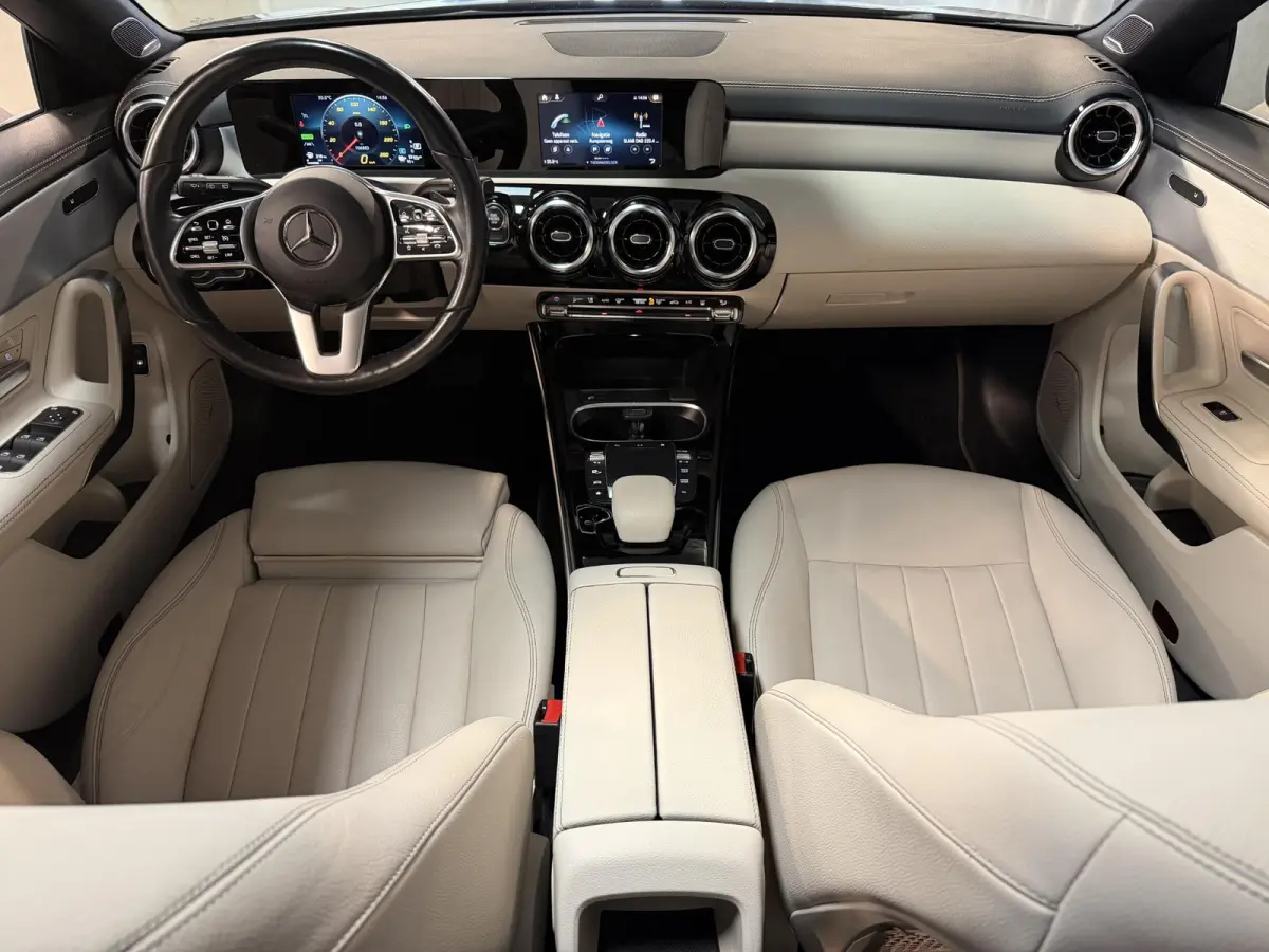 250 e Luxury Line 18"/Panoramadak/Leder/Stoel + stuurverwarming/Burmester/Elektrische klep/Keyless/PDC v+a/Apple Carplay & Android Auto