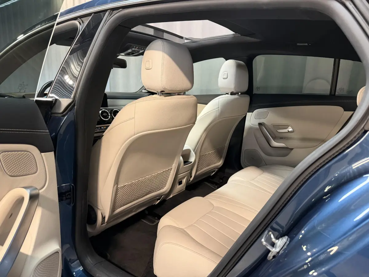 250 e Luxury Line 18"/Panoramadak/Leder/Stoel + stuurverwarming/Burmester/Elektrische klep/Keyless/PDC v+a/Apple Carplay & Android Auto