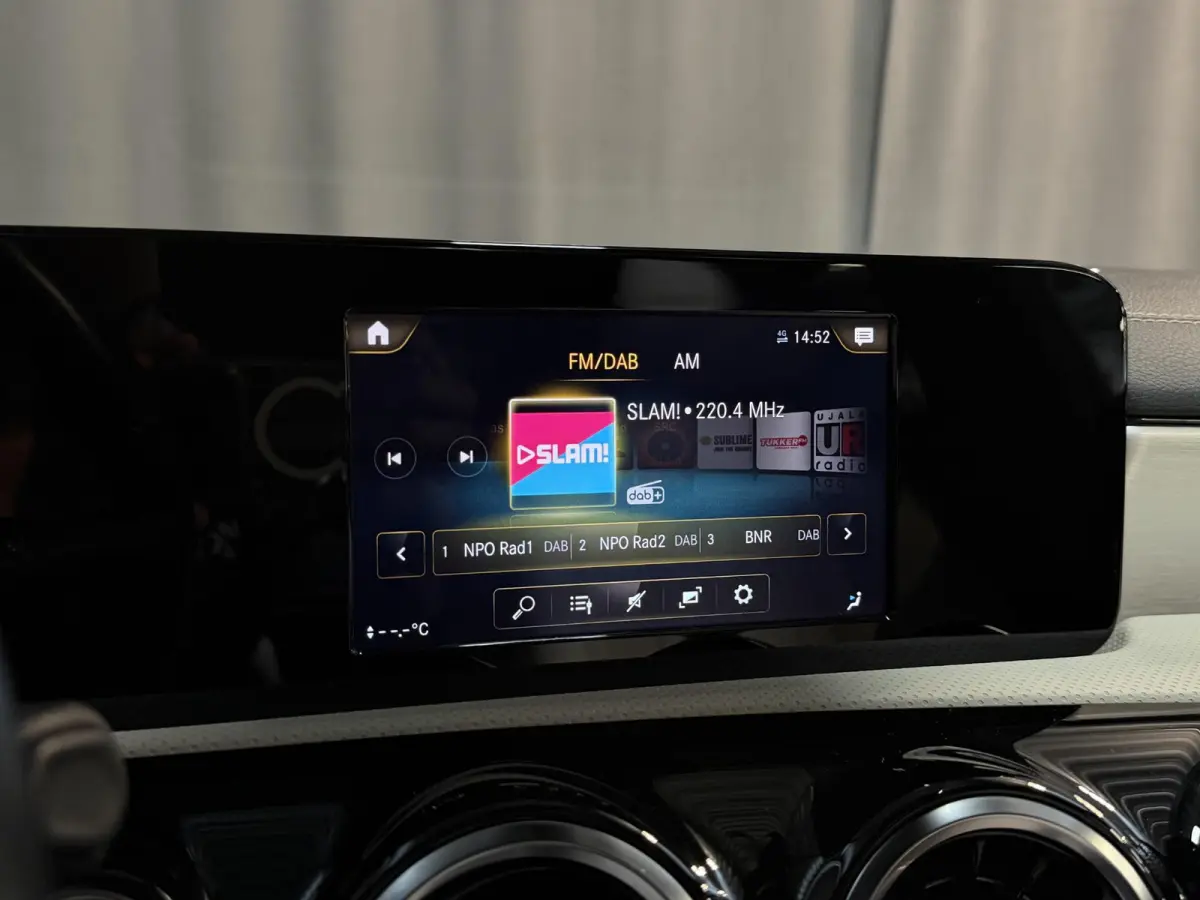 250 e Luxury Line 18"/Panoramadak/Leder/Stoel + stuurverwarming/Burmester/Elektrische klep/Keyless/PDC v+a/Apple Carplay & Android Auto