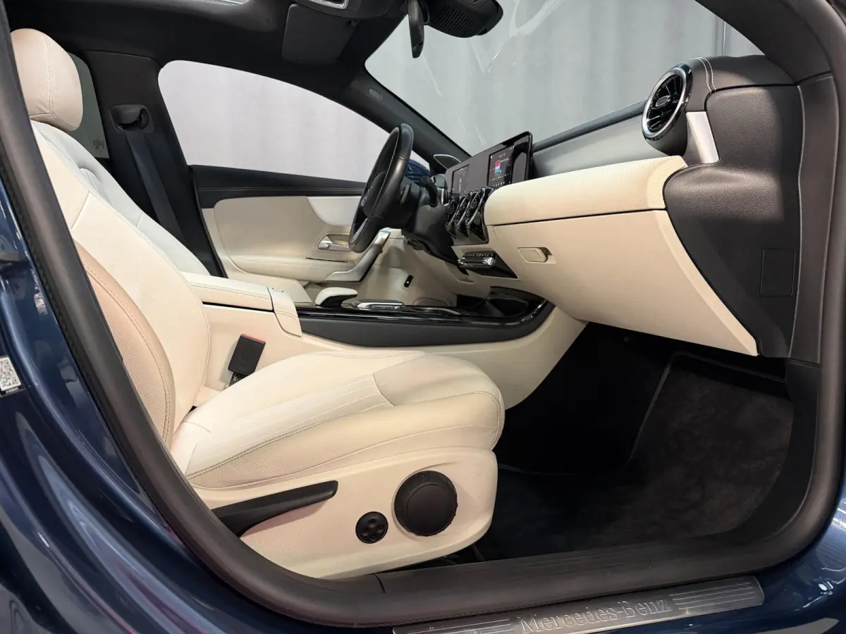 250 e Luxury Line 18"/Panoramadak/Leder/Stoel + stuurverwarming/Burmester/Elektrische klep/Keyless/PDC v+a/Apple Carplay & Android Auto