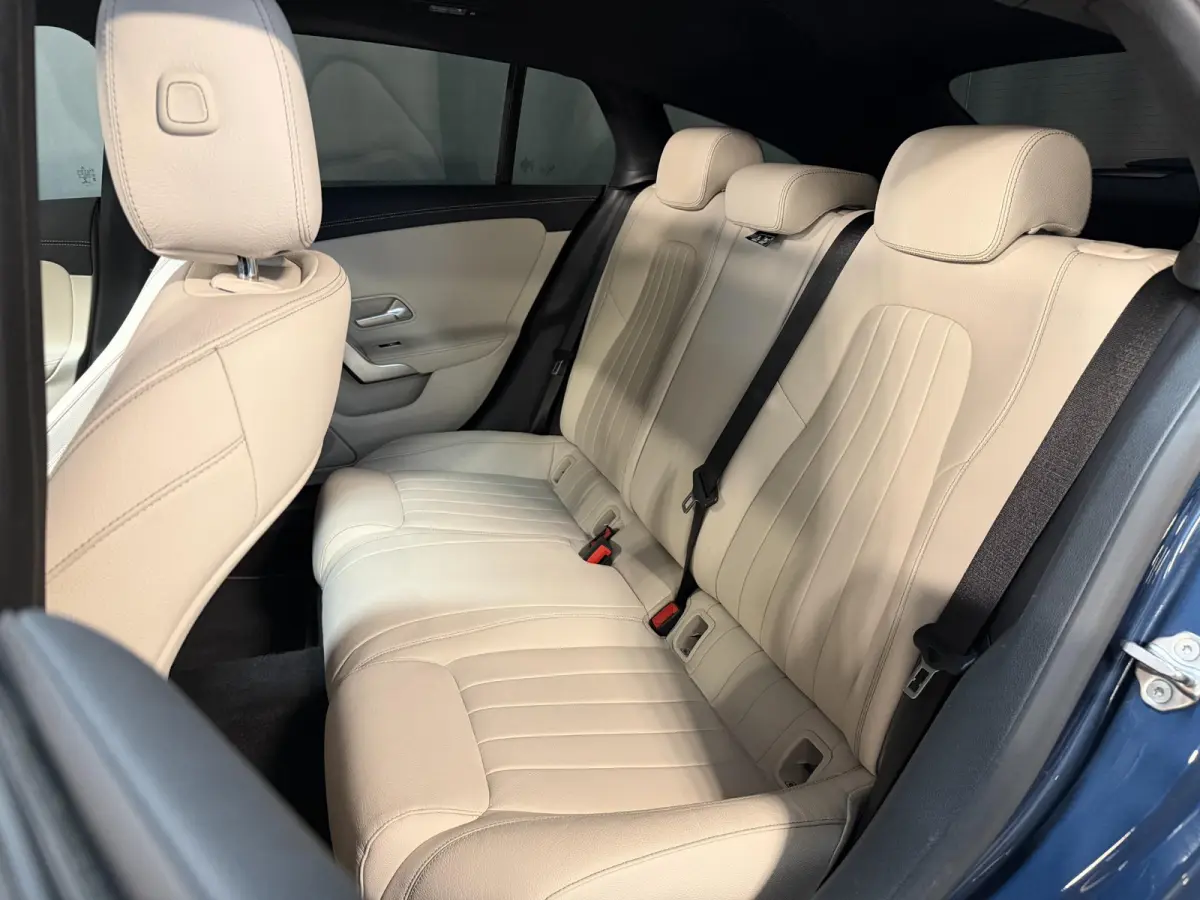 250 e Luxury Line 18"/Panoramadak/Leder/Stoel + stuurverwarming/Burmester/Elektrische klep/Keyless/PDC v+a/Apple Carplay & Android Auto