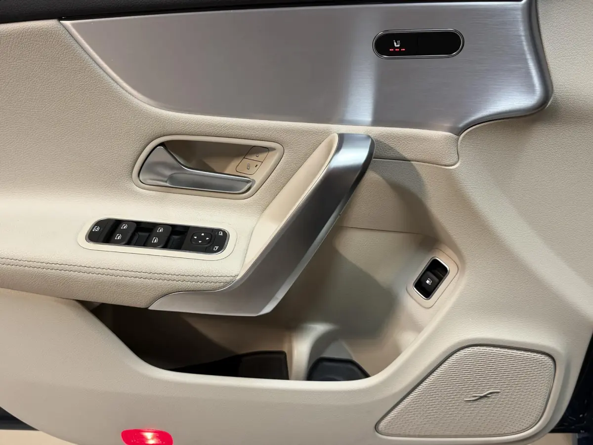250 e Luxury Line 18"/Panoramadak/Leder/Stoel + stuurverwarming/Burmester/Elektrische klep/Keyless/PDC v+a/Apple Carplay & Android Auto