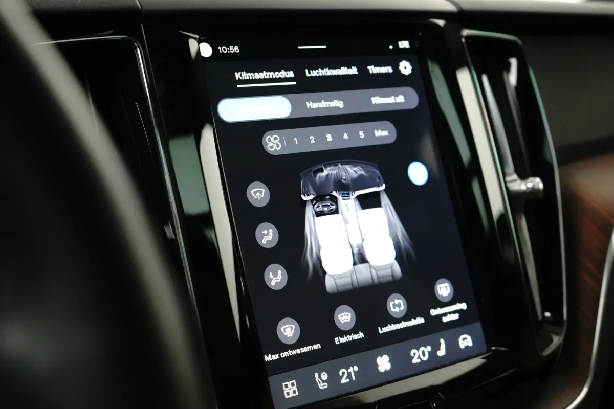 2.0 T6 Plug-in hybrid AWD Plus Dark | Trekhaak | Massage/ventilatie | 360 Camera | Pano | BLIS
