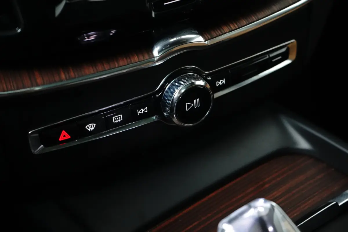 2.0 T6 Plug-in hybrid AWD Plus Dark | Trekhaak | Massage/ventilatie | 360 Camera | Pano | BLIS